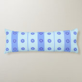 ライトブルー濃い青の花パターン ボディピロー (正面)