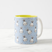 ライトブルー背景の白いイースターバニー ツートーンマグカップ (正面右)