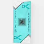 ライトブルー/ティール（緑がかった色）標準リボンby Kenneth Yoncich 横断幕 (縦)