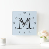 ライトブルーWccn上のモノグラム黒の数字 スクエア壁時計 (ホーム)