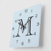 ライトブルーWccn上のモノグラム黒の数字 スクエア壁時計 (傾斜)