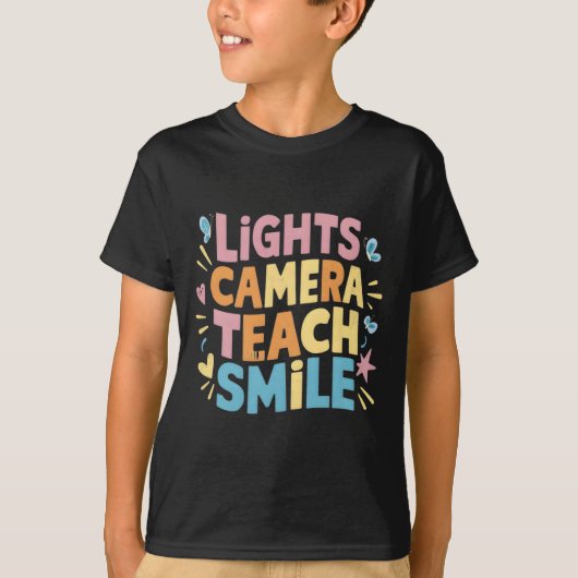 ライト カメラ 教育 笑顔 Tシャツ 面白い 学校に戻ろう (正面)
