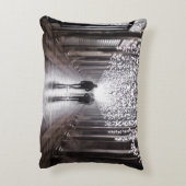 ライト、シャドウ、シンメトリ – セピア アクセントクッション (裏面(縦))