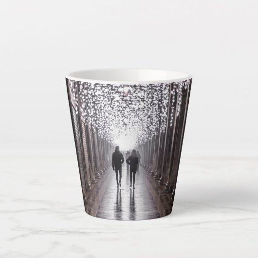 ライト、シャドウ、シンメトリ – セピア カフェラテマグ (正面)