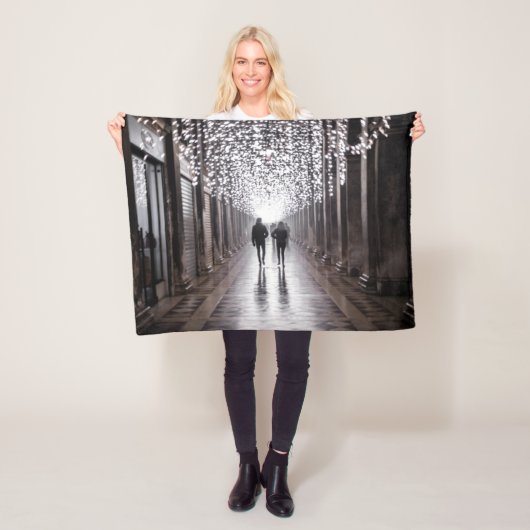 ライト、シャドウ、シンメトリ – セピア フリースブランケット (インサイチュ)