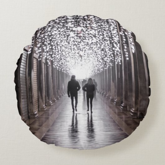 ライト、シャドウ、シンメトリ – セピア ラウンドクッション (正面)