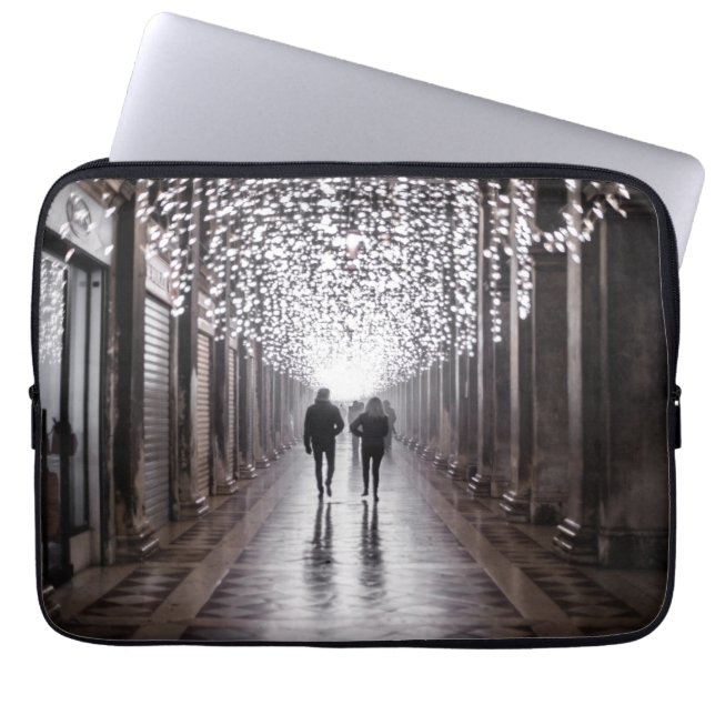 ライト、シャドウ、シンメトリ – セピア ラップトップスリーブ (正面)