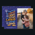 ライト&ラッツキーワンフォトハヌカー シーズンカード<br><div class="desc">この1枚の写真カード、特徴、明るくカラフル、手書きのハヌカー気持ち、（ユダヤ教）メノラーのラケットとライト。裏面は調整パターンを有し、追加の家族写真を追加することができる。</div>