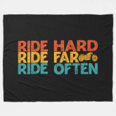 ライド懸命ライド遠くライド頻繁にオートバイのライダー フリースブランケット (正面(横))