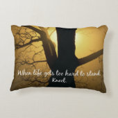 ライフが立つには懸命を取得する場合は、Kneel引用文 アクセントクッション (裏面)