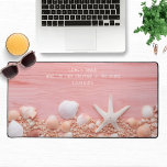 ライフのAビーチ引用文シーシェルパーソナライズされたズ名<br><div class="desc">Life's Aビーチ引用文Seashells パーソナライズされた Name Desk Matは、素朴なピンク色の木製の背景に「Life's aビーチで、私は砂の中にいるだけ遊だ」と書のスクリプトタイポグラフィで名前を下に付けパーソナライズされたてモダン、シーシェルを備えている。誕生日、クリスマス、母の日、祖父母、妹、妻、ガールフレンド、パートナー、友最高の人、同僚などの家族や友人のための完璧な贈り物。©Evco Studio www.zazzle.com/store/evcostudioによる設計</div>