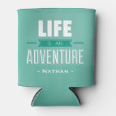 ライフはアドベンチャートラベル引用文ティール（緑がかった色） 缶クーラー (正面)