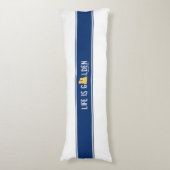 ライフはゴールデン抱き枕オンホワイトファブリック ボディピロー (正面縦)