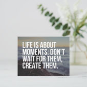 ライフはモーメントに関する引用文 ポストカード (スタンド正面)