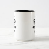 ライフは心地よいゾーンの終わりから始まる。 ツートーンマグカップ (中央)