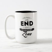 ライフは心地よいゾーンの終わりから始まる。 ツートーンマグカップ (左)