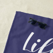 ライフは湖で良いタイポグラフィネイビーブルー ビーチタオル (インサイチュ)