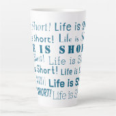 "ライフは短い"やる気を起こさせる海ブルータイポグラフィ カフェラテマグ (正面)