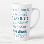 "ライフは短い"やる気を起こさせる海ブルータイポグラフィ カフェラテマグ (右)