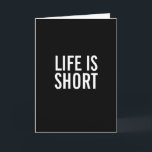 ライフは短おもしろいハッピーバースデーグリーティングカード カード<br><div class="desc">丘の誕生日以上の人々のために、彼らは人生が短いことを少し思い出させる必要があるかもしれない、ので、彼らは彼らの歯を持っている間に笑顔を得る方が良い。モダンタイポグラフィとはっきりしたスタイルを白黒で。</div>