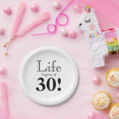 ライフは30レトロなブラックグラフィックフォントから始まる ペーパープレート (パーティー)