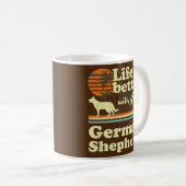 ライフより良いドイツの羊飼いK9ヴィンテージ犬ママ コーヒーマグカップ (正面右)