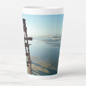 ライフガードチェアビーチシーン カフェラテマグ (正面)