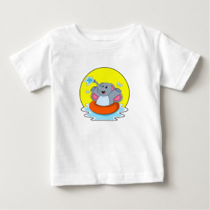 ライフブイで泳いでいる象 ベビーTシャツ