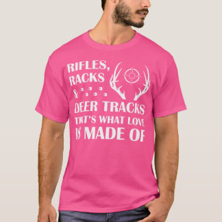 ライフルのラックと鹿が鹿の狩りハンターを追跡 Tシャツ