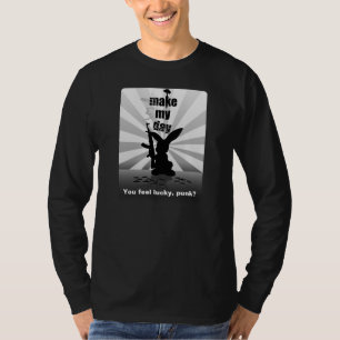 ライフルの長袖の黒のTシャツが付いている悪ろばのバニー Tシャツ