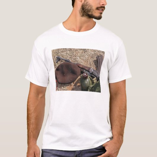 ライフル、軍隊カバー、水筒 Tシャツ (正面)