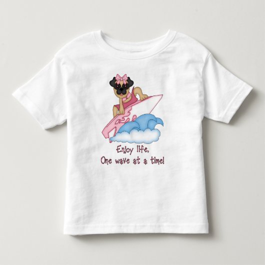 ライフ楽しむ、一度に1つの波Pug Surfer Tee トドラーTシャツ (正面)