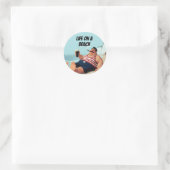 ライフ・オン・ビーチ、マン喫煙葉巻とビール飲み ラウンドシール (バッグ)