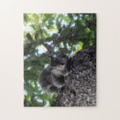 ライブオークの木に佇むタイセイヨウハイイロリス ジグソーパズル (縦)