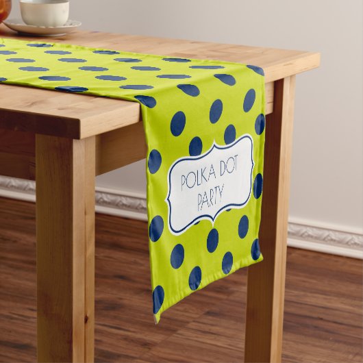 ライムグリーンおよびパーソナライズな濃紺 ショートテーブルランナー (インサイチュ)