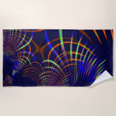 ライムグリーンから珊瑚と青までの尖った曲線 ビーチタオル (正面)