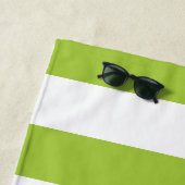 ライムグリーンのストライプのパーソナライズなビーチハウス ビーチタオル (インサイチュ)