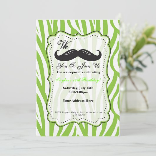 ライムグリーンのゼブラの口ひげの誕生日パーティーの招待状です。 招待状 (スタンド正面)
