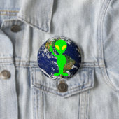 ライムグリーンのピースサインのエイリアン及び地球の円形ボタン 缶バッジ (インサイチュ)