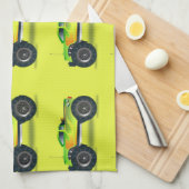 ライムグリーンのモンスタートラック キッチンタオル (四つ折り)