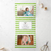 ライムグリーンの喜びとベリーのクリスマスホリデーフォト 三つ折りクリスマスカード (内部)