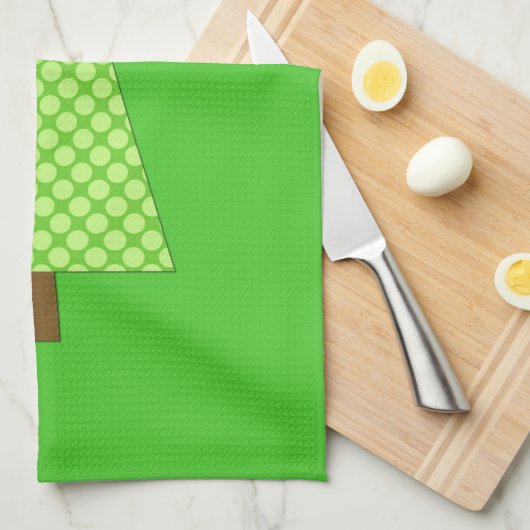 ライムグリーンの水玉模様のモダンなクリスマスツリー キッチンタオル (四つ折り)