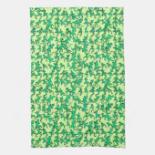ライムグリーンの背景の緑トカゲ キッチンタオル (縦)