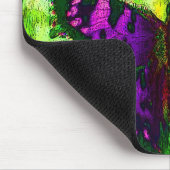 ライムグリーンの葉の紫色の蝶背景 マウスパッド (コーナー)