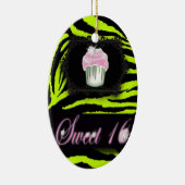 ライムグリーンゼブラプリントピンクカップケーキSweet sixteen セラミックオーナメント (右)