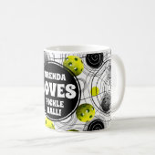 ライムグリーンピックルボールモノグラム コーヒーマグカップ (正面右)