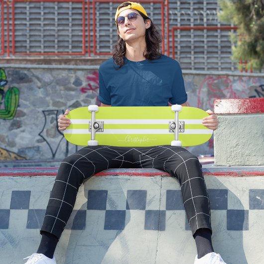 ライムグリーンホワイトレーシングストライプモノグラムのカッコいい スケートボード