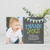ライムグリーン及び青の黒板の男の子の最初誕生日 サンキューカード (スタンド正面)