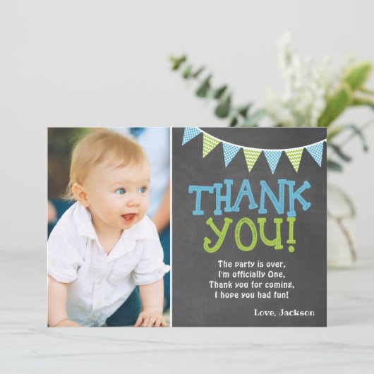 ライムグリーン及び青の黒板の男の子の最初誕生日 サンキューカード (スタンド正面)