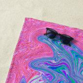 ライムサイケデリックグトリップ(幻覚体験)のようなグリーンとパープルハイビスカス ビーチタオル (インサイチュ)